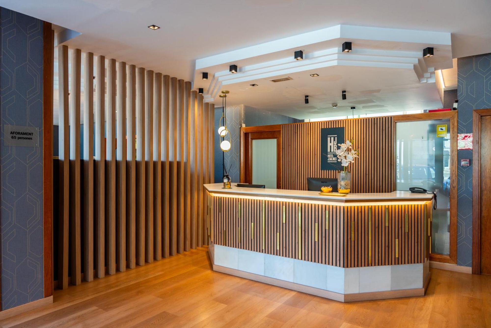 Hotel J. Balmes Vic Exterior photo